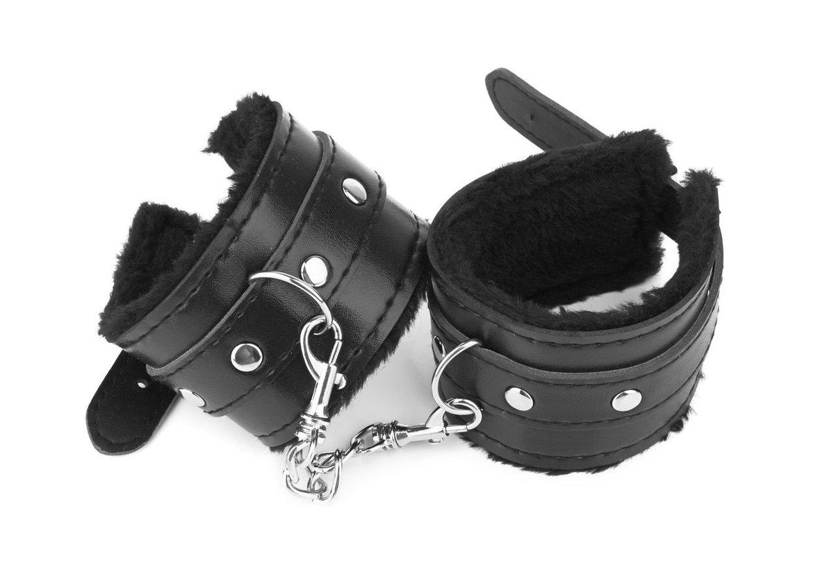 Accessoires de bondage en cuir Fifty Shades of Grey : fouet en suède noir et menottes en cuir brun, élégants et de qualité.
