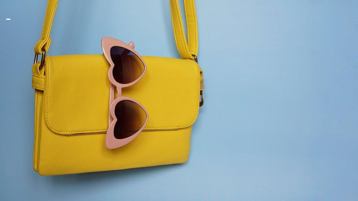 Ajoutez une touche de pep's avec un sac jaune et des lunettes fun pour sublimer votre jupe.