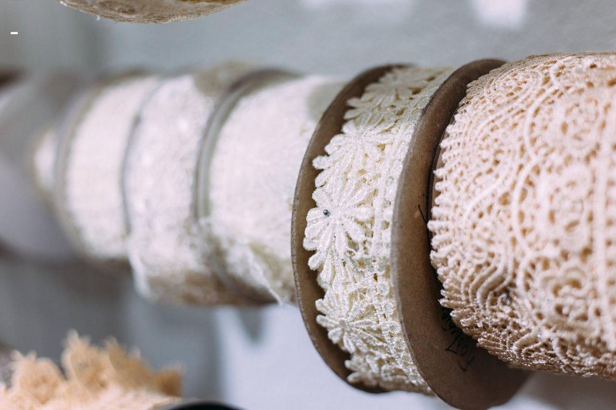 Atelier de confection de lingerie en dentelle, machines anciennes et artisanat pour une lace lingerie workshop authentique.