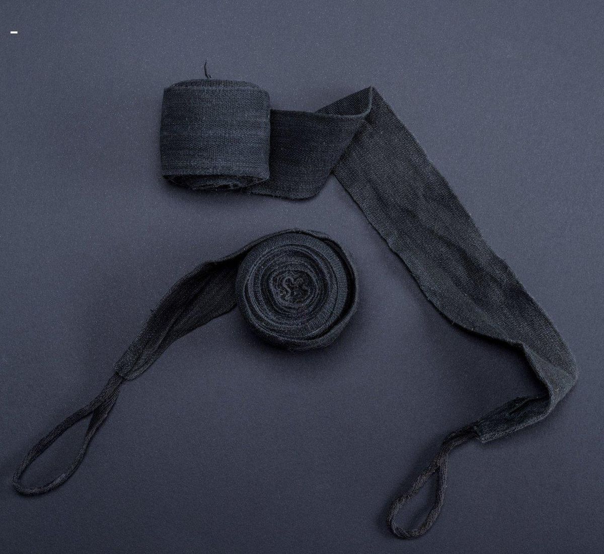 Bandages noirs : outil simple et sûr pour un kit de bondage basique.