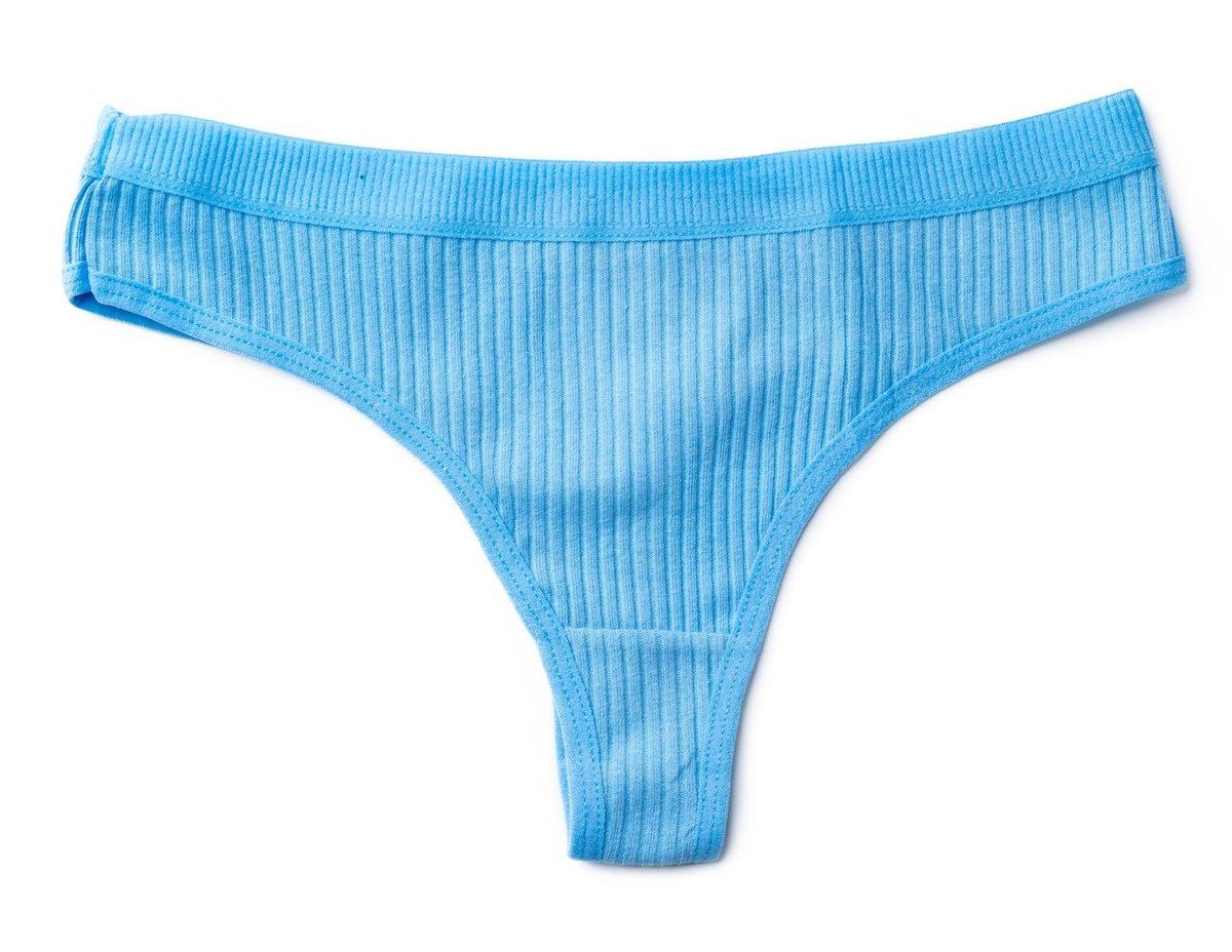 Bleu vibrant, ce tanga souligne l'impact des codes sociaux sur nos choix intimes.