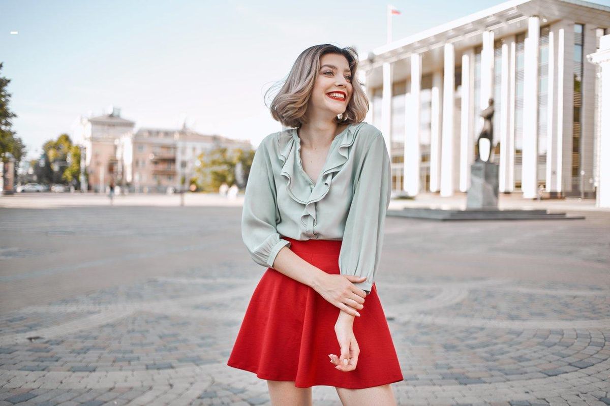 Blouse délicatement ornée volants, style féminin personnalisé et vibrant.