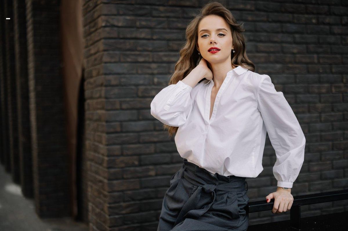 Blouse en coton chic : l'élégance intemporelle pour sublimer la silhouette féminine.