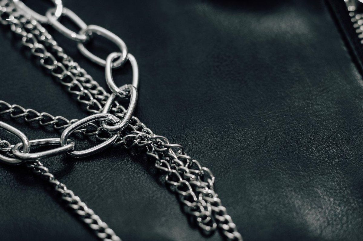 Chaîne élégante : Accessoire sublime pour souligner votre silhouette féminine.