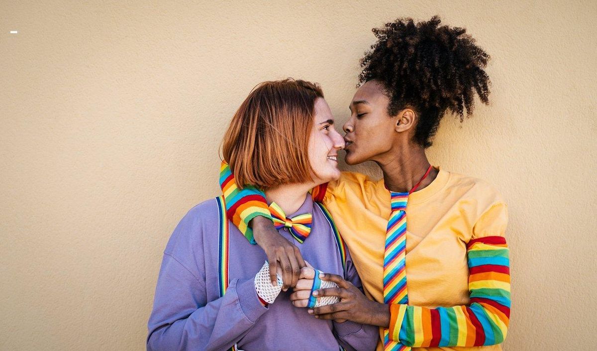 Complicité dans la diversité: l'amour célèbre la féminisation et renforce les liens du couple.