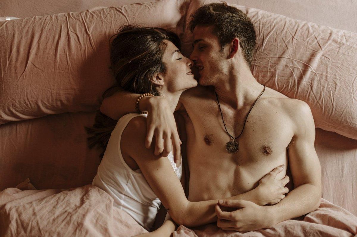 Couple connecté partageant un moment intime grâce à un sextoy contrôlé via smartphone pour une expérience moderne.