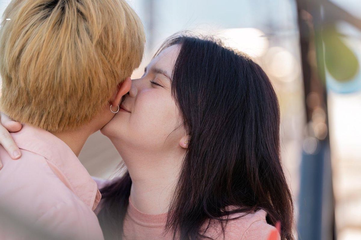 Couple romantique sous un éclairage tamisé, douceur et complicité pour explorer le plaisir anal en toute confiance.