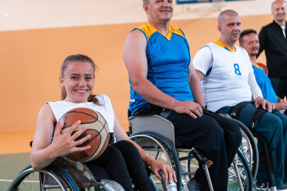 Créer un espace inclusif grâce au sport adapté : unité et sourire sur le terrain. 🏀✨ #Inclusion