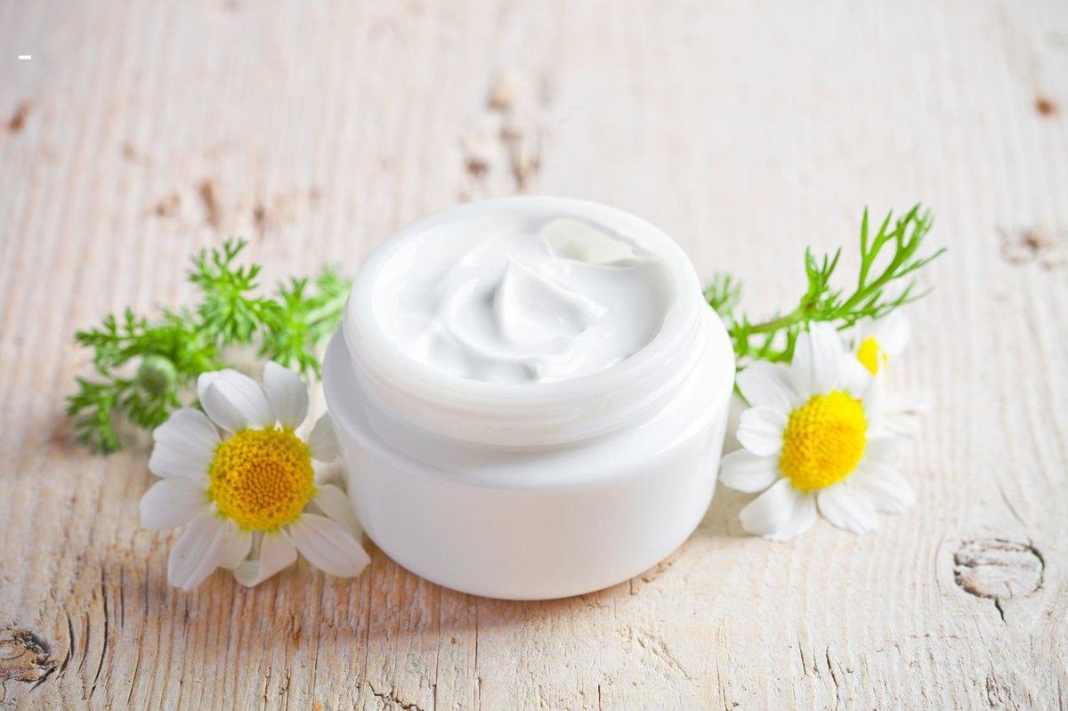 Crème naturelle de cicatrisation sur coton biologique pour prévenir les irritations anales après le jeu.