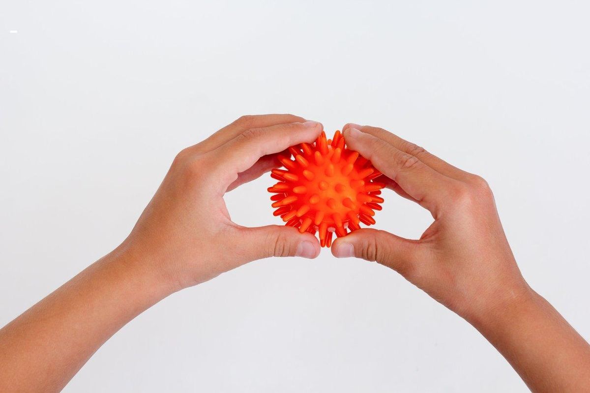 Découvrez de nouvelles sensations avec des accessoires comme cette balle de massage texturée.