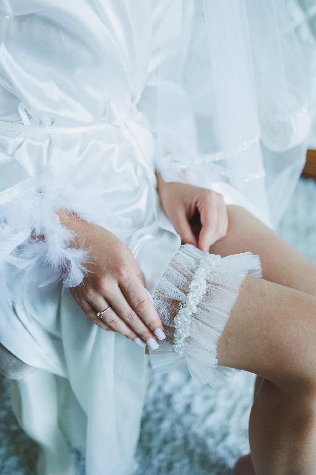 Dentelle et élégance, le charme du porte-jarretelles sublimé par une jarretière délicate.