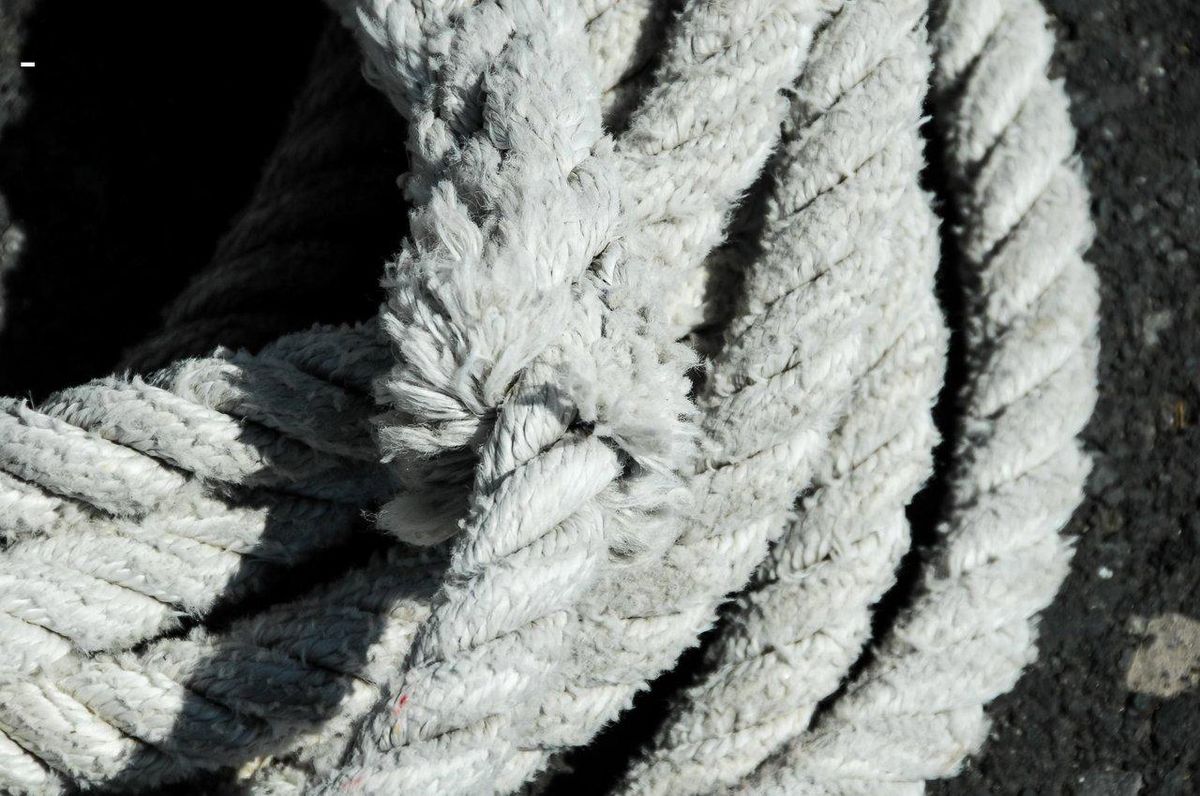 Détail en gros plan d'une corde de shibari Esinem en polyester-coton, mettant en valeur sa texture tissée.