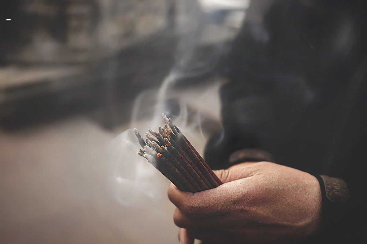 Encens envoûtant, prélude aux rituels érotiques du spa, éveillant les sens.