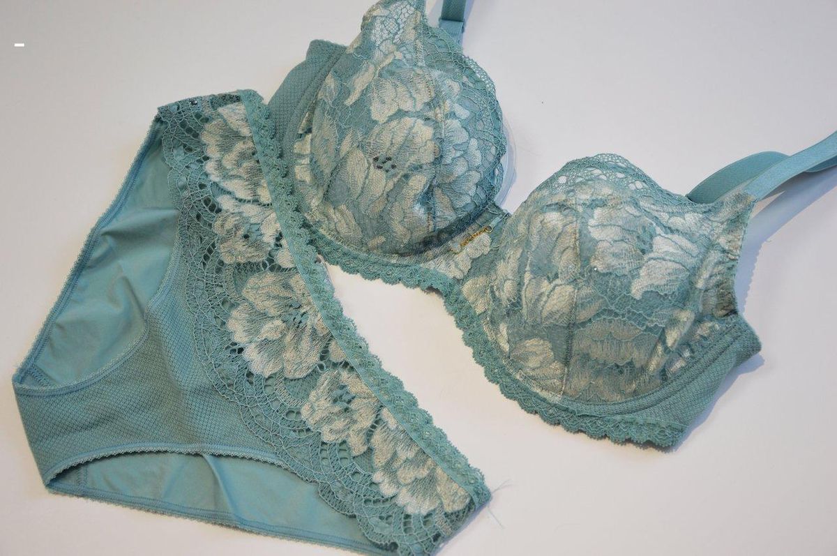 Ensemble de lingerie grande taille en dentelle délicate aux couleurs estivales, parfait pour l'été.