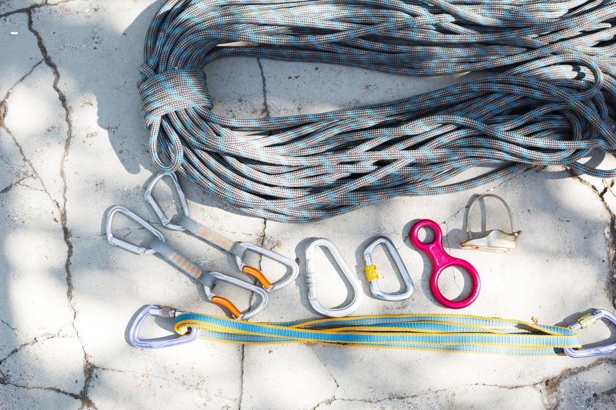 Équipement de corde essentiel pour la suspension en bondage : corde, mousquetons et accessoires de sécurité.