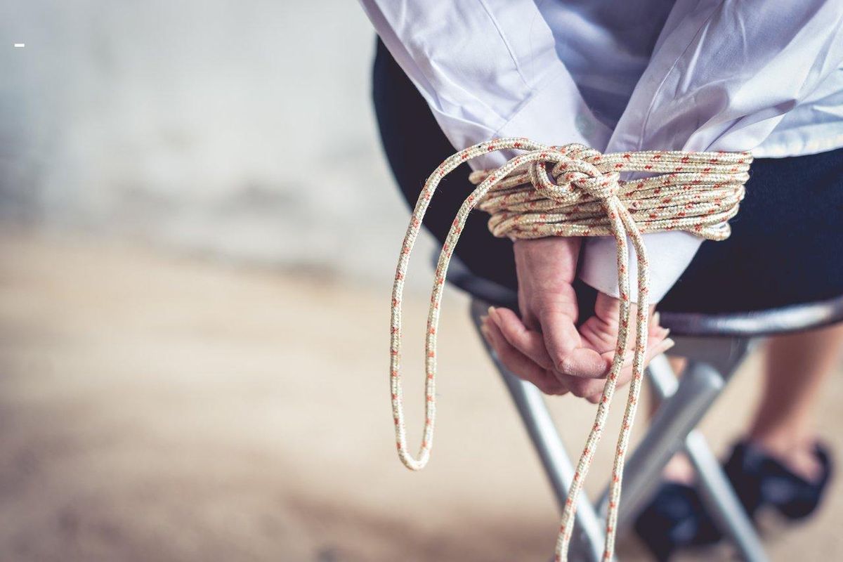 Explorez les bases du bondage avec sécurité et confiance dès vos débuts.