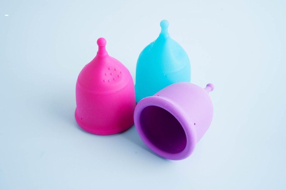 Gobelets en silicone : exemple de matériaux sûrs pour le bien-être intime et la santé.
