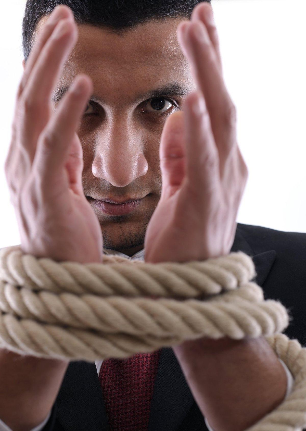 Incarner l'art du bondage avec respect : sécurité et consentement, clés de l'expérience.