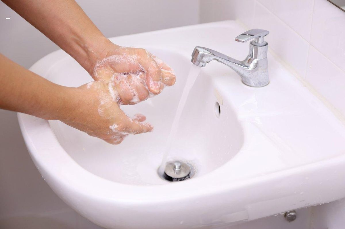 Lavez vos mains avant et après pour une hygiène irréprochable de vos sextoys.