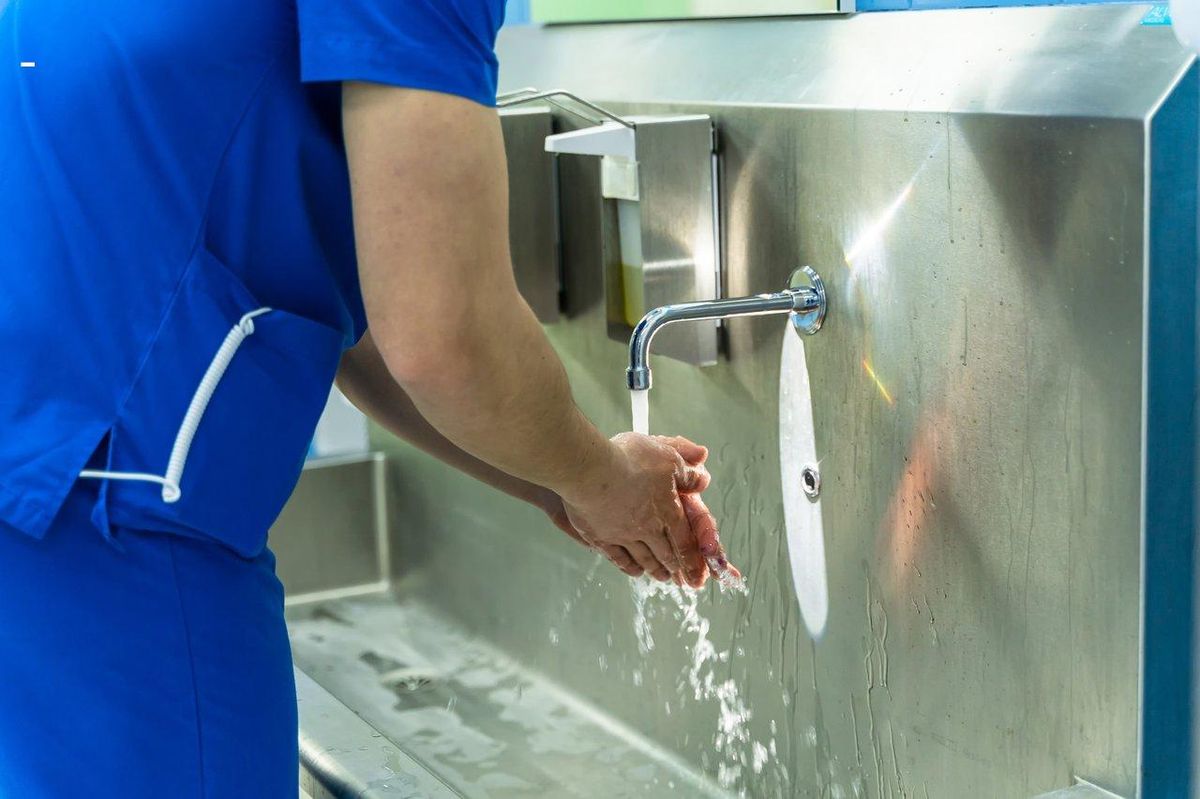 Lavez-vous bien les mains : première étape clé pour éviter les erreurs d'hygiène.