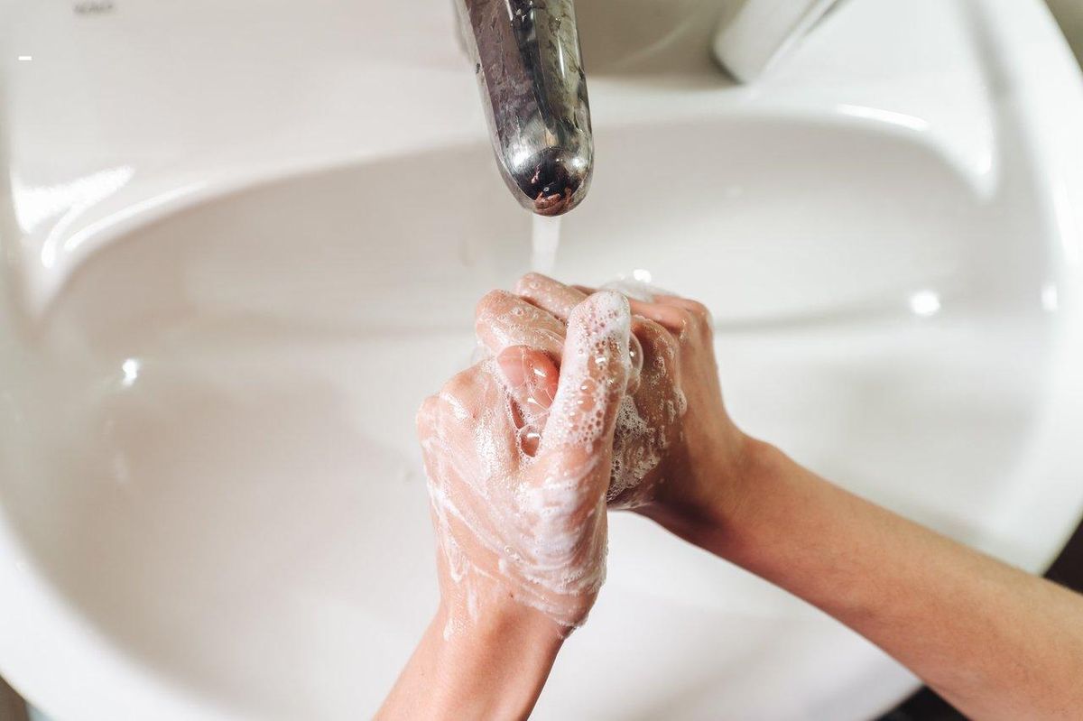 Lavez-vous les mains : une étape cruciale pour une hygiène impeccable avant utilisation.