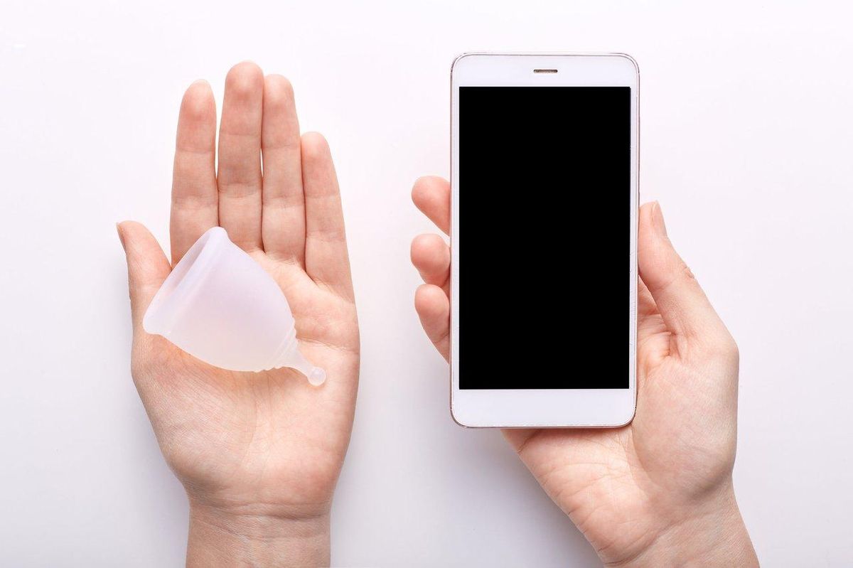 Le silicone vibrator avec télécommande et smartphone illustrant l'autonomie du Jewel Ditto Plus We-Vibe.