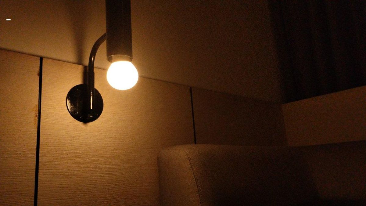 L'éclairage doux crée une ambiance intime, idéale pour une session de bondage envoûtante.