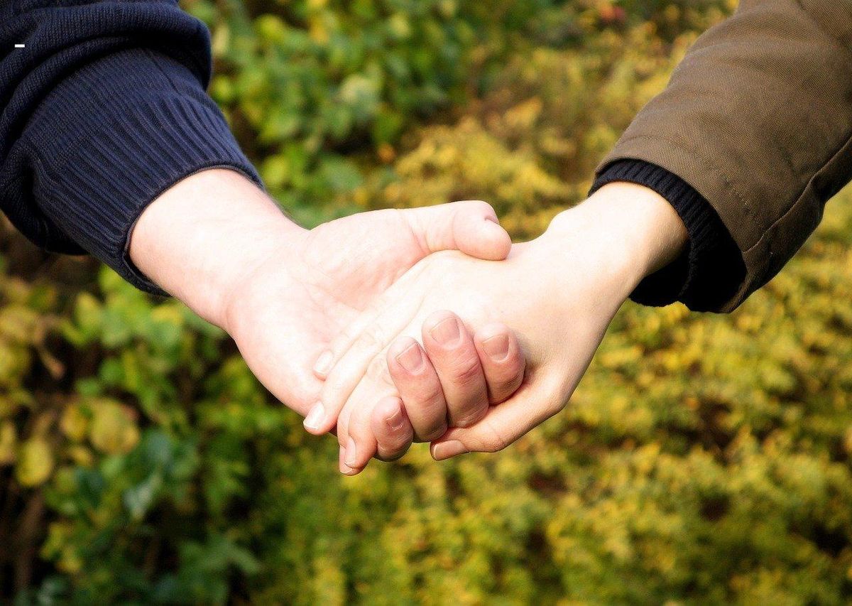 Main dans la main, symbolisant la confiance essentielle dans le consentement éclairé.