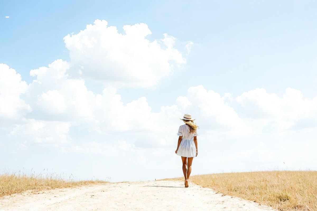 Marcher avec confiance sous le ciel bleu : maîtriser l'art de l'allure féminine.