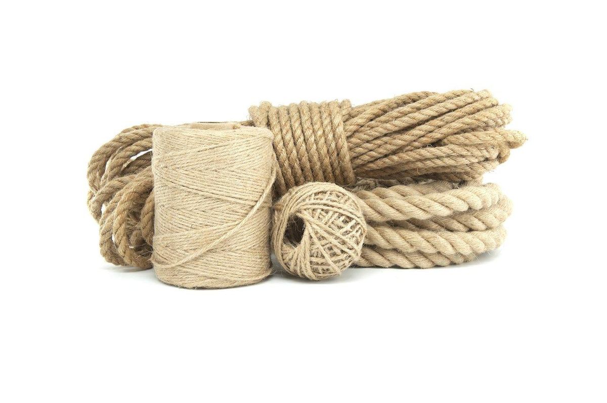 Matériaux de bondage improvisés : foulards, ceintures et écharpes accessibles pour débuter en toute sécurité.