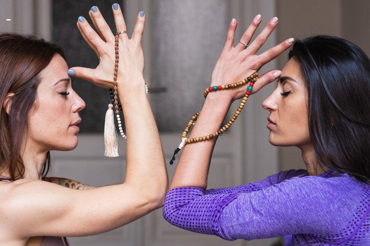 Méditation en duo: la confiance et le lâcher-prise au cœur du rituel spirituel.