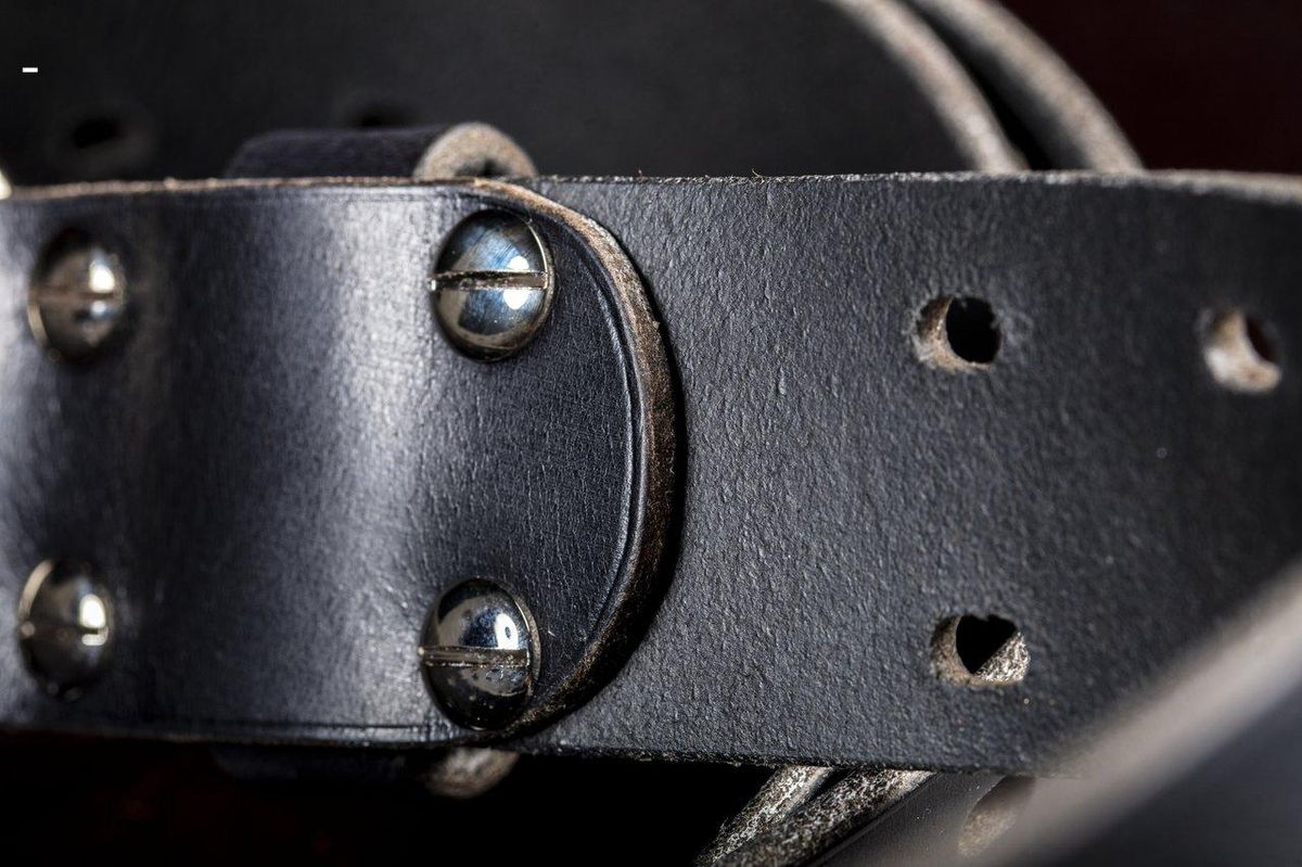Menottes en vegan leather avec mousquetons métalliques et doublure mousse, idéales pour des jeux de bondage prolongés.