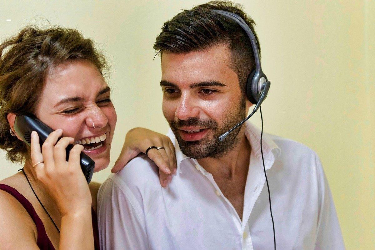 Scène de bondage en couple illustrant la communication et l’émotion dans une pratique consensuelle.