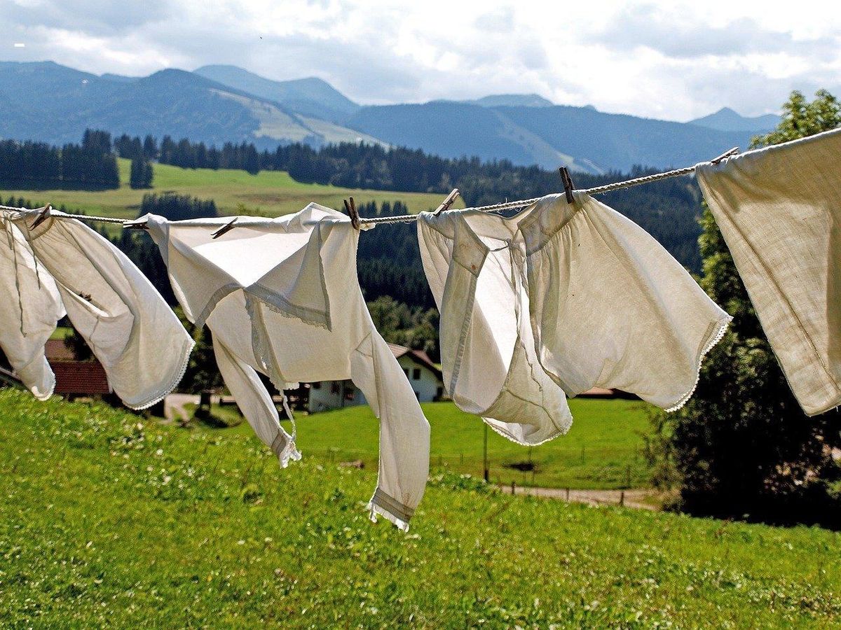 Séchage naturel au grand air : idéal pour les fibres délicates de votre lingerie fine.