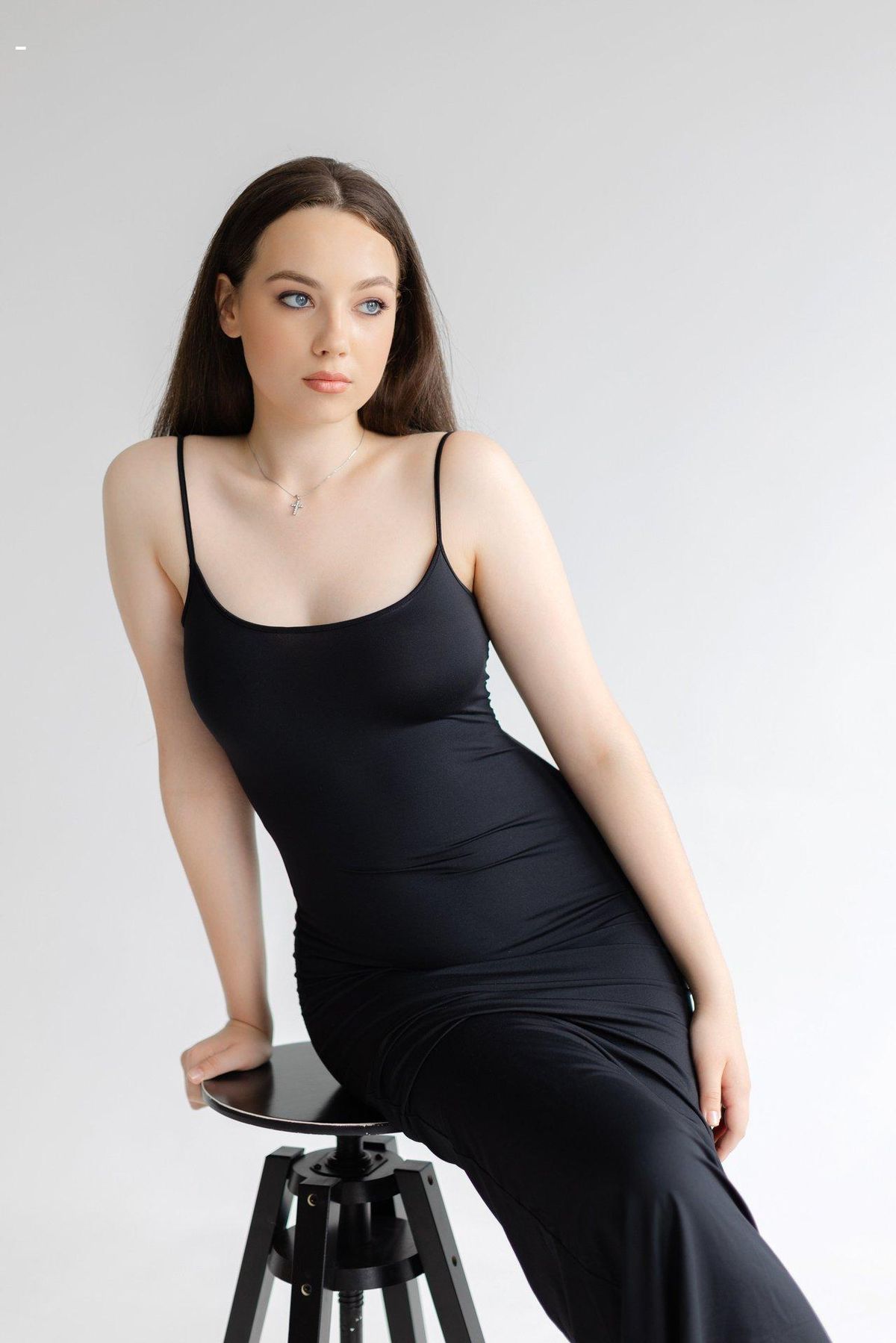Shapewear bodysuit dress : silhouette sublimée sous robe moulante avec un body gainant dos nu.