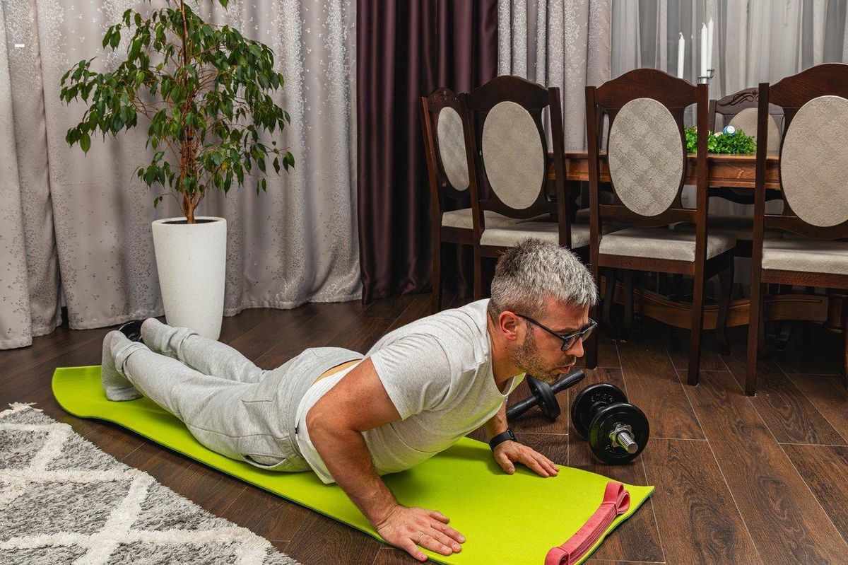 Table d'inversion pliable avec système de sécurité renforcé et rembourrage confortable pour un usage domestique sécurisé.