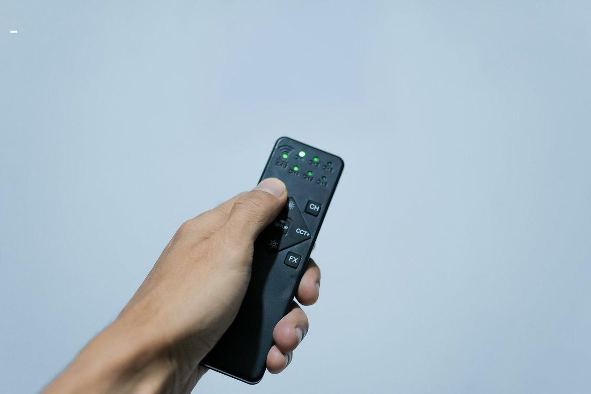 Télécommande en main : liberté d'exploration grâce aux sextoys anaux télécommandés.