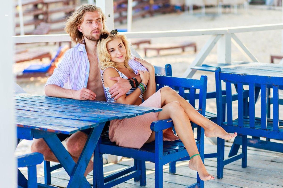 Jeune couple sexy en été
