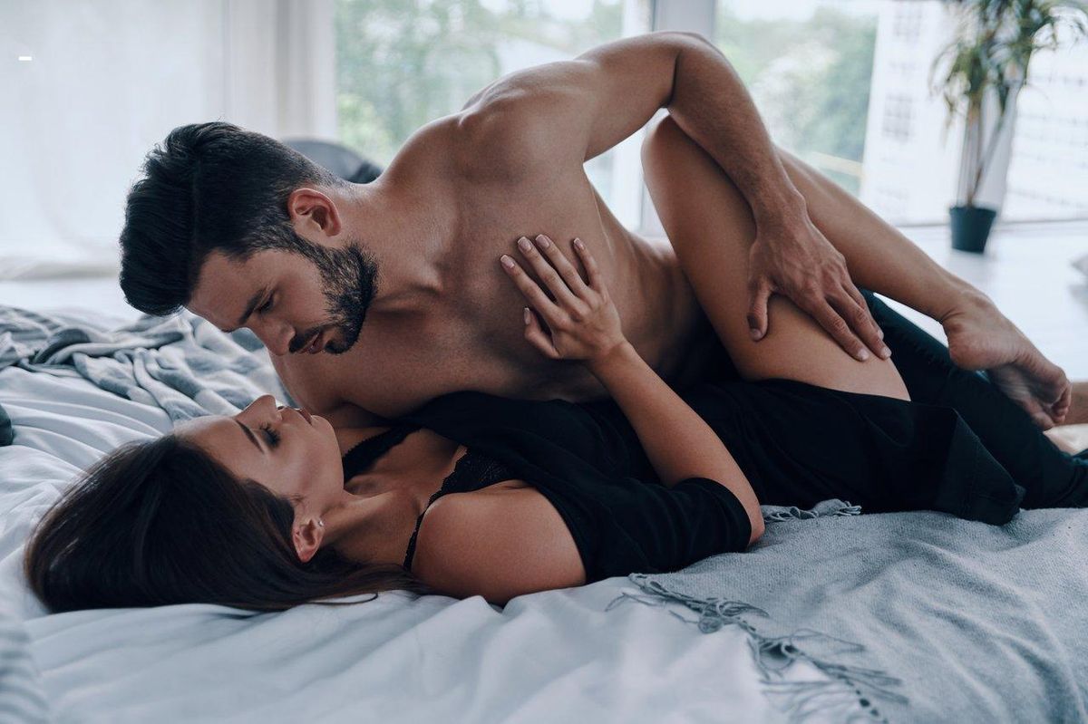 Un couple passionné partage un moment de sensualité, combinant plaisir anal et orgasme féminin dans une ambiance intime.
