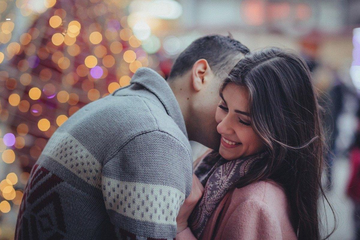 Un couple utilisant des vibrateurs pour explorer la synchronisation anale et multisensorielle.