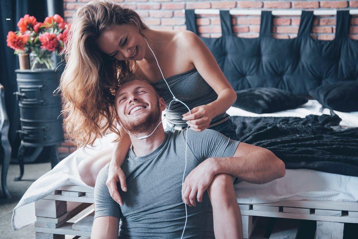Un couple utilisant un smart sex toy connecté pour des sensations intimes en toute complicité.