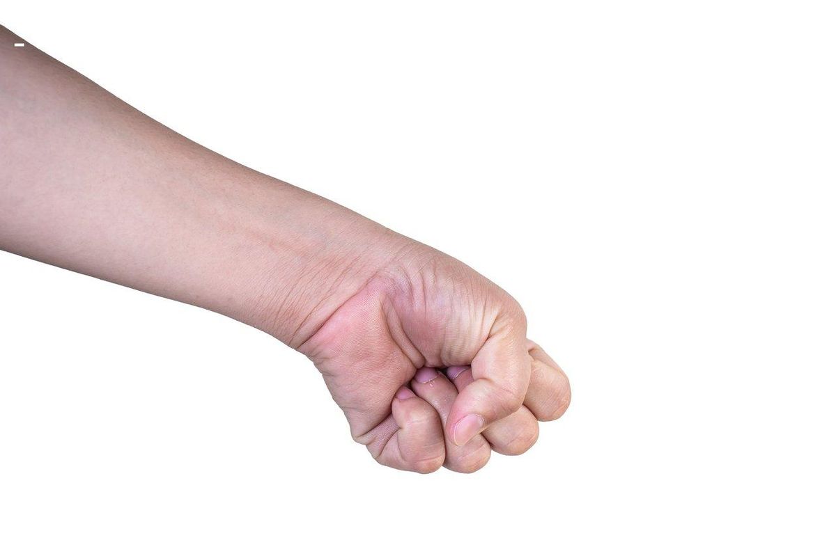 Une prise trop ferme peut causer des soucis. Découvrez pourquoi et comment l'éviter.