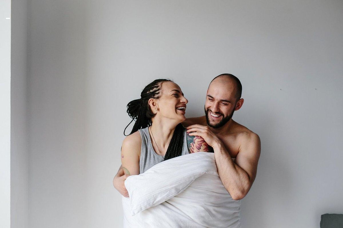 Une scène de playful bondage laughter illustrant la complicité et l'humour lors d'une séance de bondage ludique.
