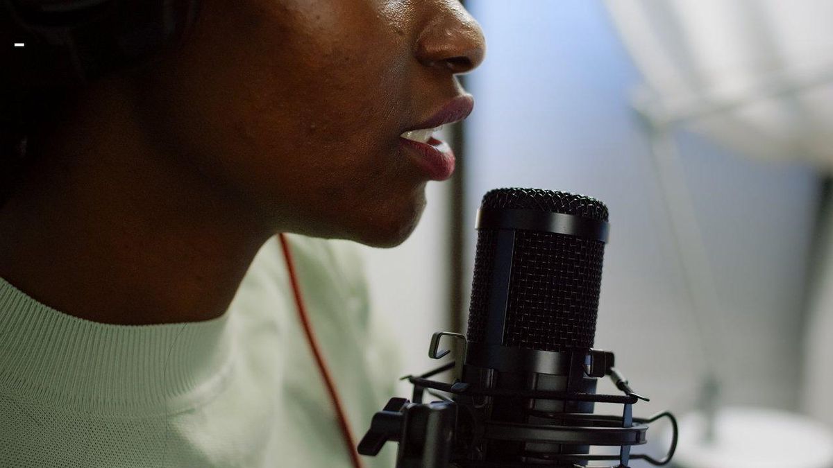 Voix en action : modulation et résonance au micro pour sublimer l'intonation féminine.