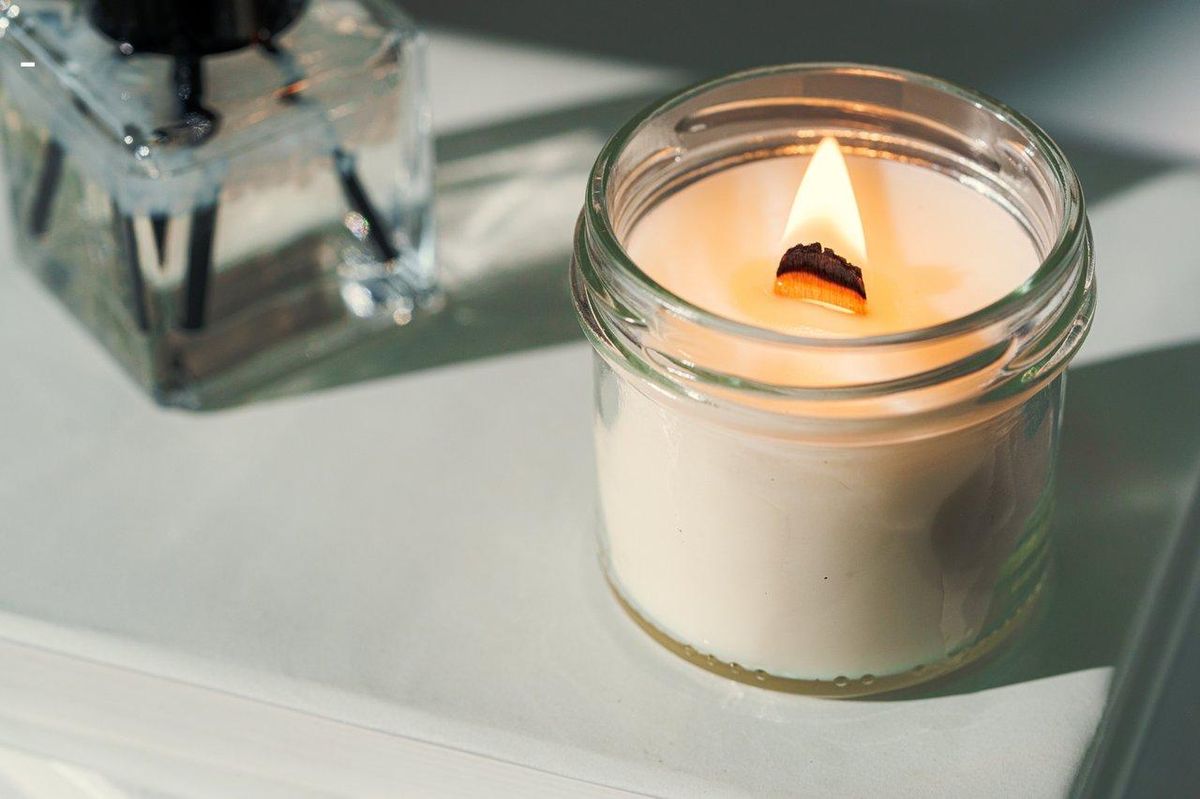 Zoom sur une scented candle closeup, évoquant une ambiance intime et relaxante grâce à sa cire fondante parfumée.