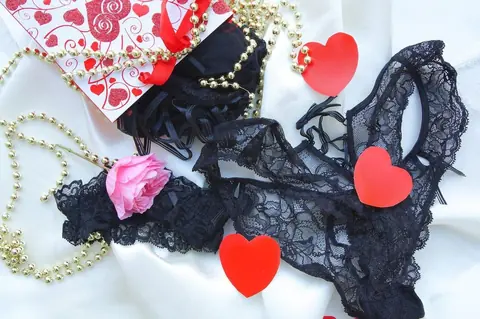 Coût moyen d'un ensemble lingerie homme-femme assorti en soie : guide complet