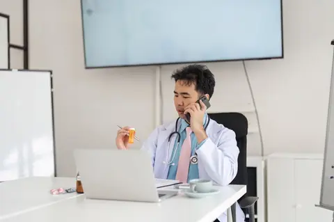 Exploration anale à distance : sécurité, pratiques et innovations pour la prise de température via visioconférence