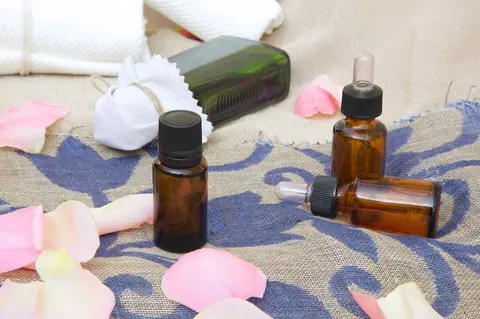 L’essence du plaisir anal avec les huiles essentielles : sécurité, sensorialité et vivacité