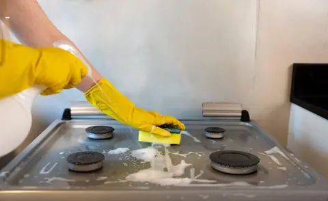 Nettoyage et désinfection rigoureuse des plugs anaux en acier inoxydable en contexte partagé