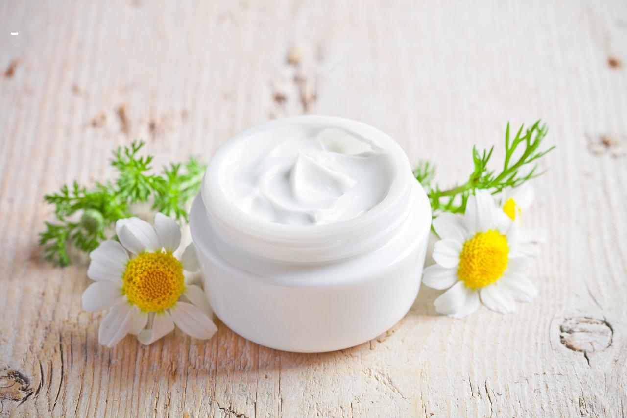 Crème naturelle de cicatrisation sur coton biologique pour prévenir les irritations anales après le jeu.